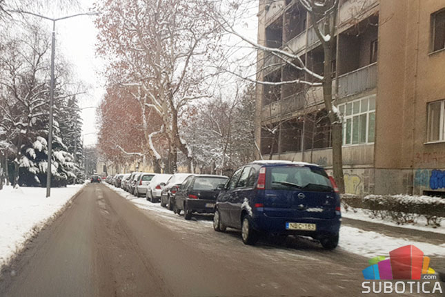 Čišćenje snega sa trotoara obaveza i građana