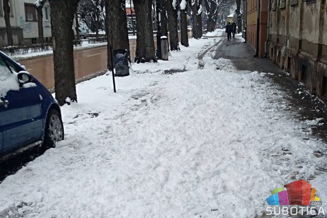 Čišćenje snega sa trotoara obaveza i građana