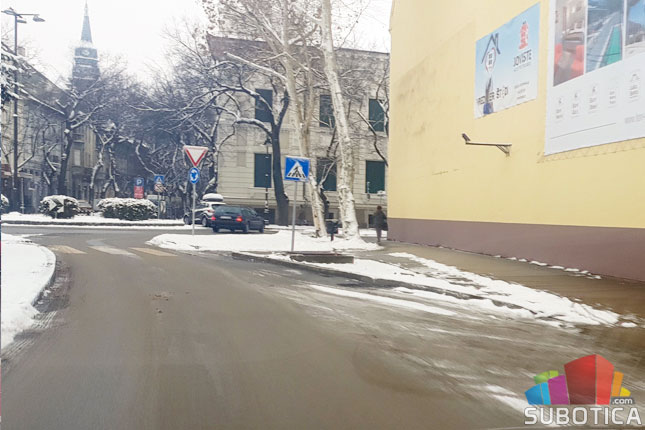 Čišćenje snega sa trotoara obaveza i građana