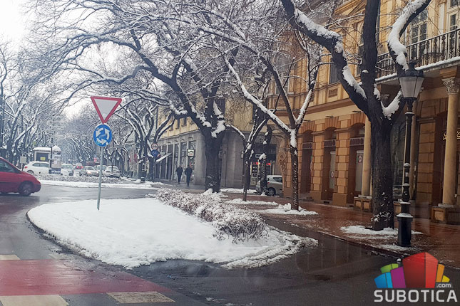 Čišćenje snega sa trotoara obaveza i građana