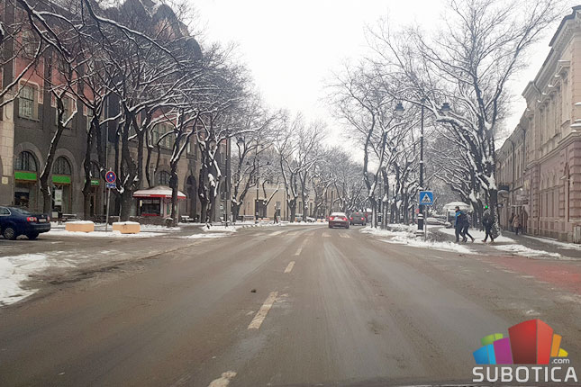 Čišćenje snega sa trotoara obaveza i građana