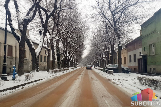 Čišćenje snega sa trotoara obaveza i građana