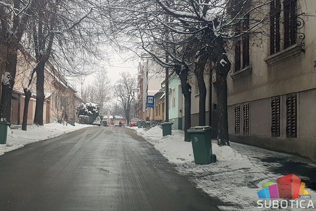 Čišćenje snega sa trotoara obaveza i građana
