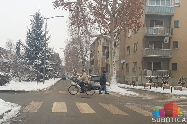 Čišćenje snega sa trotoara obaveza i građana
