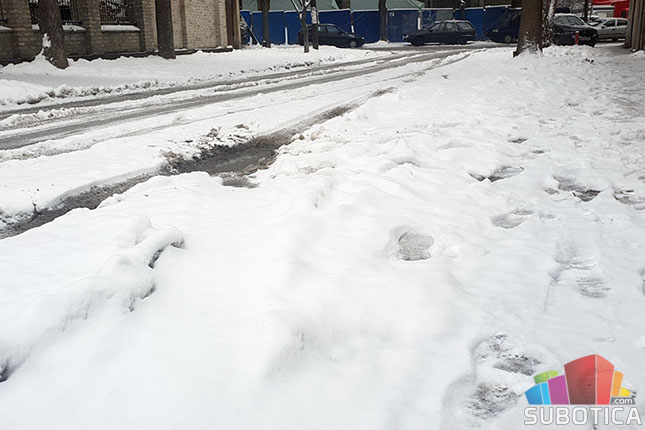 Čišćenje snega sa trotoara obaveza i građana