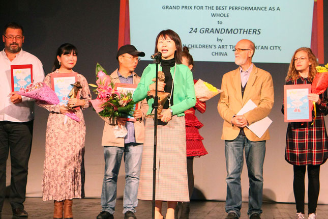 Gran pri XXVI Festivala pozorišta za decu za "24 bake" iz Kine