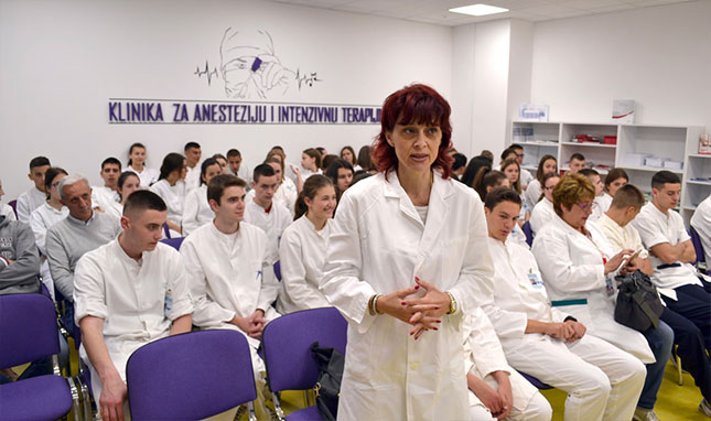 Učenici i nastavnici Medicinske škole puni impresija nakon posete Kliničkom centru u Nišu
