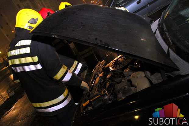 Blagovremena intervencija vatrogasaca spasila širenje vatre na više okolnih vozila