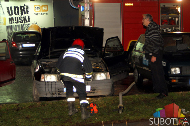 Blagovremena intervencija vatrogasaca spasila širenje vatre na više okolnih vozila