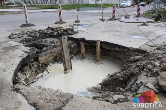 Zbog havarije na vodovodnoj mreži ulazak u Bajnatsku sa Senćanskog puta zatvoren,  linije 1a i 2 menjaju trasu saobraćanja