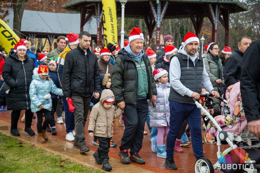 Uprkos kiši, praznični duh ne posustaje: Palić ponovo u znaku Deda Mraza