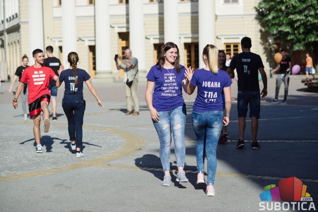 Maturanti zaplesali na Trgu slobode