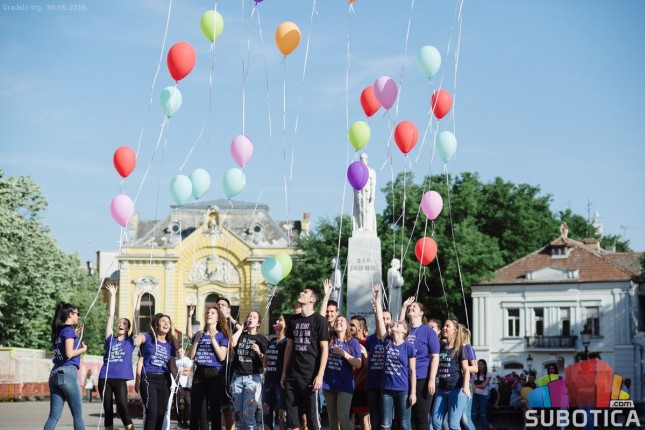 Maturanti zaplesali na Trgu slobode