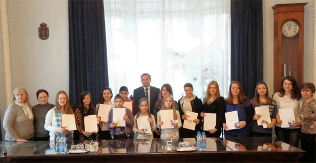 Prijem za učenike nagrađene na likovnom konkursu u Nju Delhiju