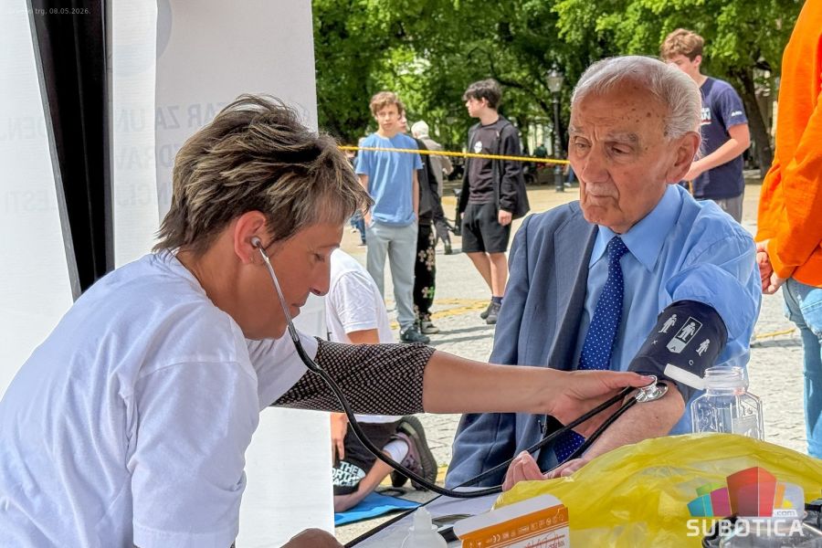 Humanost na Gradskom trgu: Subotički volonteri obeležili Svetski dan Crvenog krsta