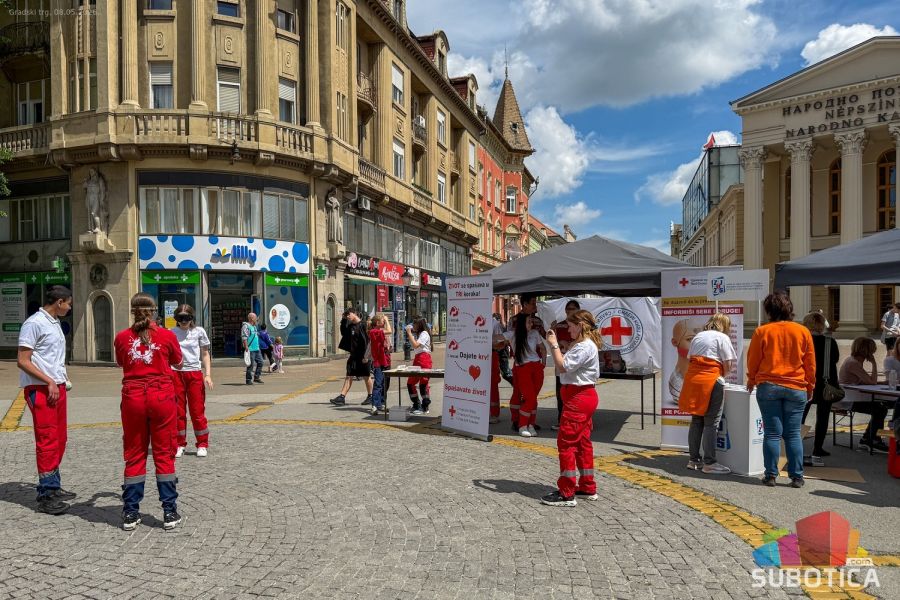 Humanost na Gradskom trgu: Subotički volonteri obeležili Svetski dan Crvenog krsta