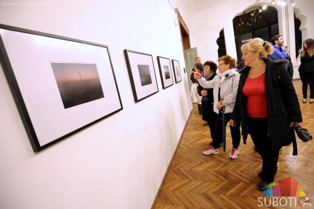 Otvorena izložba fotografija Nenada Maleševića "Dokumenti: Uvod u studiju prestajanja"