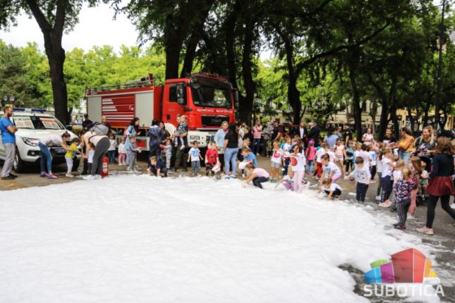 Vatrogasci obeležili praznik uz druženje sa najmlađima u centru grada