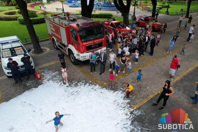 Vatrogasci obeležili praznik uz druženje sa najmlađima u centru grada
