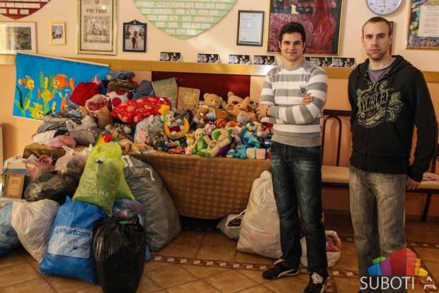 Aktivisti omladinske organizacije "VIFO" donirali Kolevki igračke, odeću, obuću i knjige