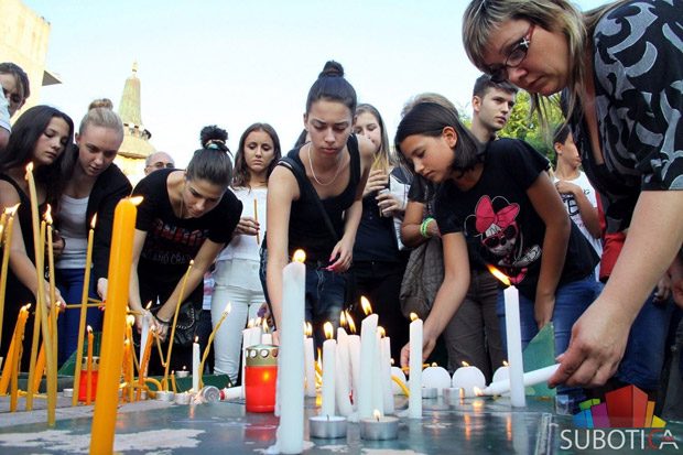 Hiljade sveća gorele za Tijanu do duboko u noć