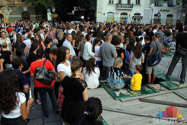 Hiljade sveća gorele za Tijanu do duboko u noć