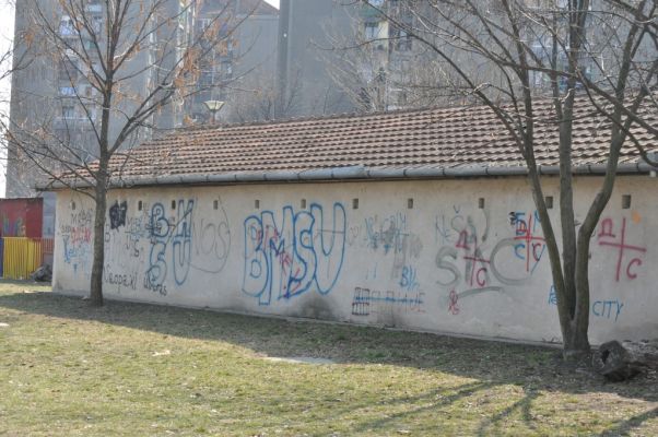 Navijački grafiti koji vizuelno uništavaju naš grad