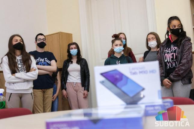 Učenici Hemijsko-tehnološke škole dobili tablete u cilju lakšeg praćenja onlajn nastave
