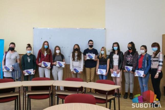 Učenici Hemijsko-tehnološke škole dobili tablete u cilju lakšeg praćenja onlajn nastave