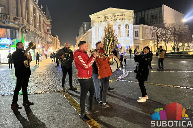Novogodišnja noć protekla mirno, Subotičani slavili glasno i u dobrom raspoloženju