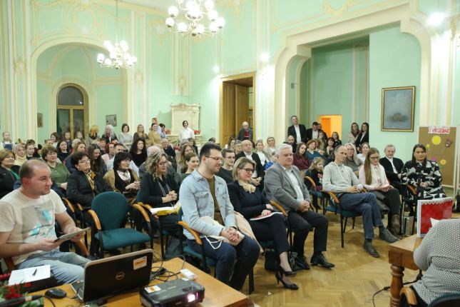 Predstavljen udžbenik "Učimo hrvatski"