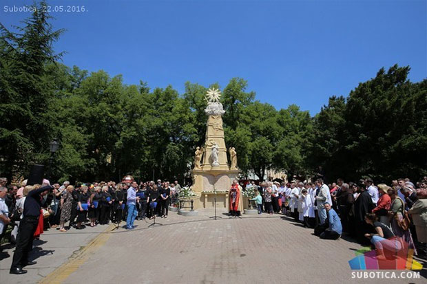 Otkriven spomenik Svetog Trojstva