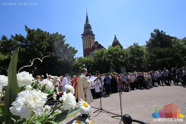 Otkriven spomenik Svetog Trojstva
