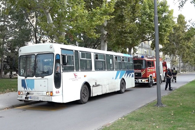 Žena podletela pod autobus