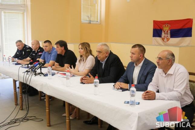 Ministar Gašić u razgovoru sa meštanima Makove sedmice poručio da je bezbednost građana Srbije na prvom mestu
