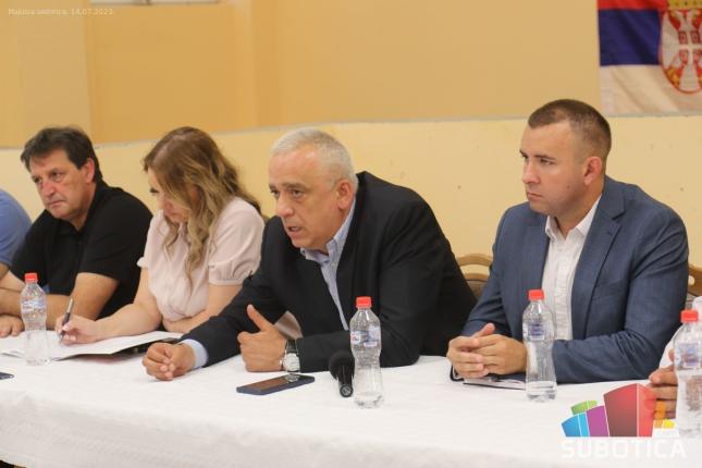 Ministar Gašić u razgovoru sa meštanima Makove sedmice poručio da je bezbednost građana Srbije na prvom mestu