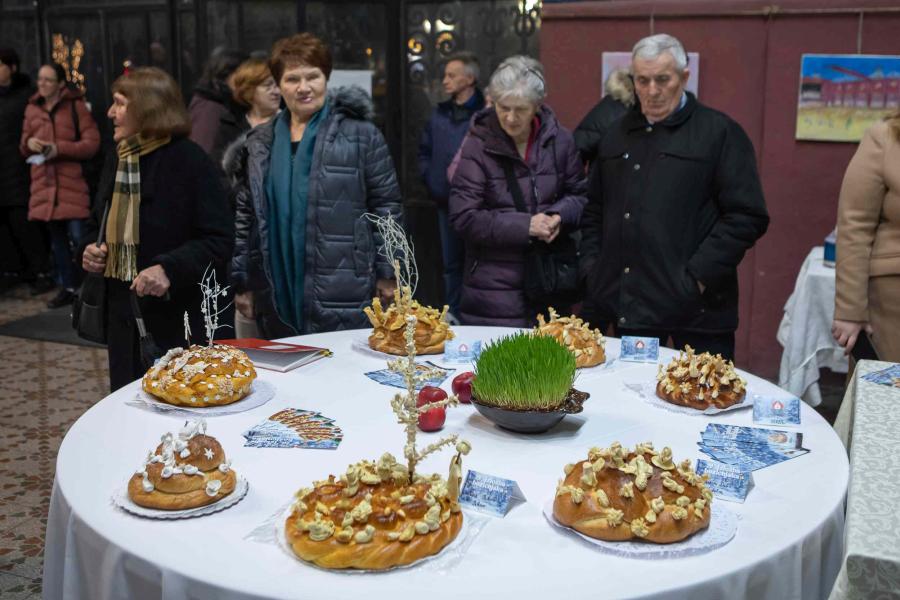 Praznični duh u centru grada: otvorena izložba božićnjaka
