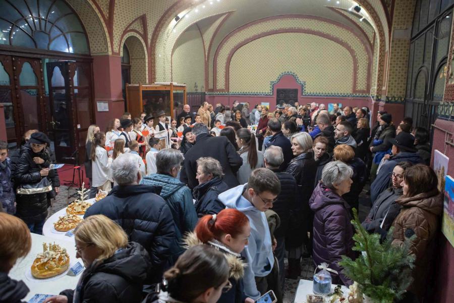 Praznični duh u centru grada: otvorena izložba božićnjaka