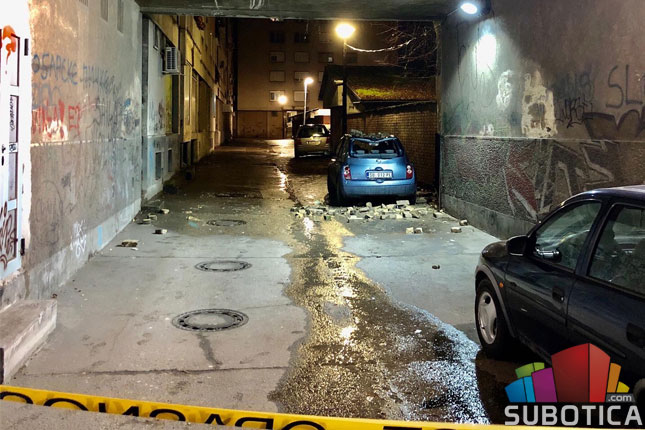 Obrušio se zid na Radijalcu, oštetio automobil, stradao i novootvoreni park za pse u Dudovoj šumi