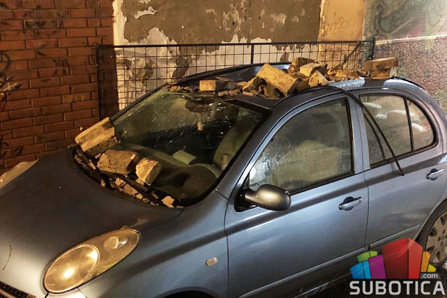 Obrušio se zid na Radijalcu, oštetio automobil, stradao i novootvoreni park za pse u Dudovoj šumi