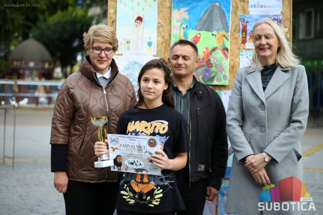 Održana mini izložba životinja - najmlađi oduševljeni zekama i pernatim životinjama