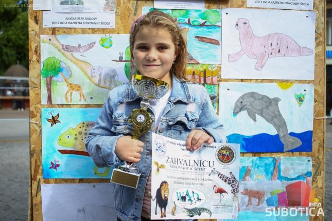 Održana mini izložba životinja - najmlađi oduševljeni zekama i pernatim životinjama