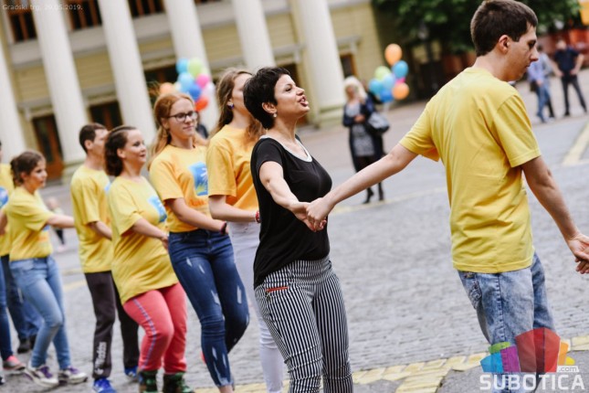 Maturanti zaplesali na Trgu slobode
