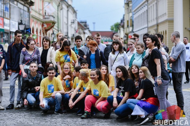 Maturanti zaplesali na Trgu slobode