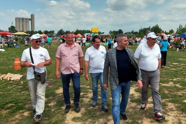 Funkcioneri i aktivisti SNS-a na "Danima sela" u Čantaviru
