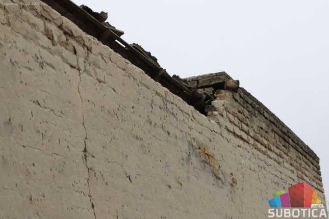 Obrušile se cigle na krov porodične kuće i zatrpale dečiju sobu