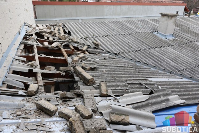 Obrušile se cigle na krov porodične kuće i zatrpale dečiju sobu
