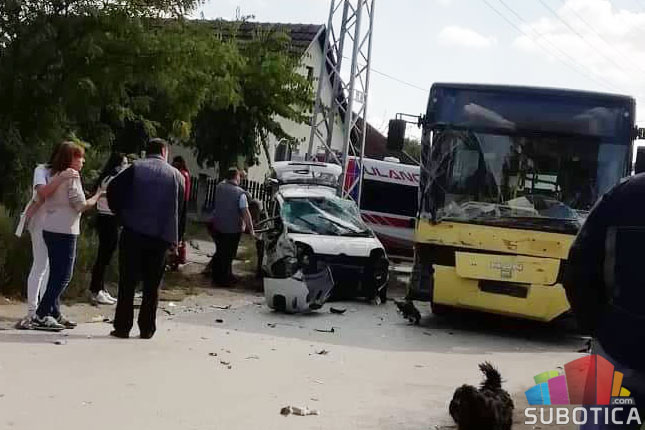 Saobraćajna nezgoda u Srpskom šoru između automobila i autobusa, više povređenih