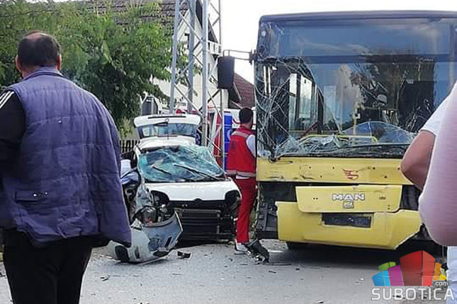 Saobraćajna nezgoda u Srpskom šoru između automobila i autobusa, više povređenih