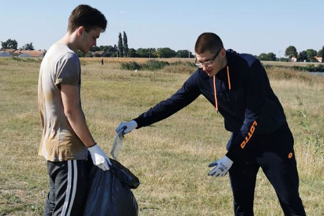 Đaci čistili obalu jezera